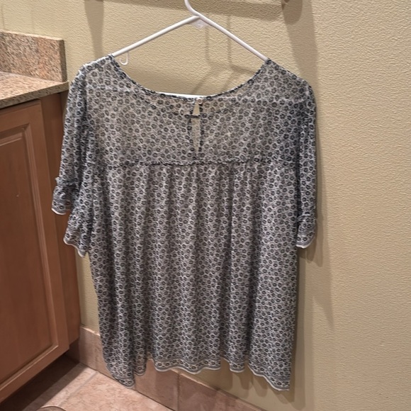 Max Studio woman's flouncy sheer shoulder blouse in black and white design - Picture 7 of 8